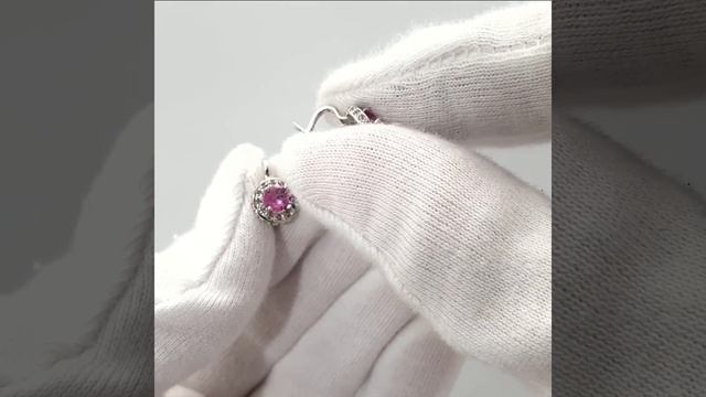 Серьги из белого золота с розовыми сапфирами D 5мм. и обсыпкой из бесцветных сапфиров смотреть онлайн