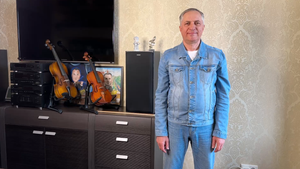 Мелодия шлягера "Плачь, скрипка..." на альте и скрипке в исполнении Александра Вишняка.