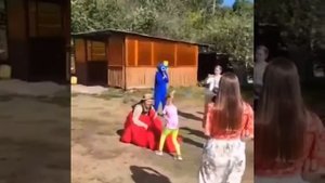 До слез: в Челябинске отец вернулся с СВО к дочери в костюме розового зайчика