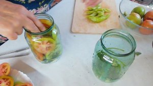 СОЛИМ ЗЕЛЁНЫЕ ПОМИДОРЫ.