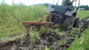 Самодельный полноприводный дизельный минитрактор. Пахота целины.