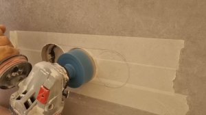 Укладка широкоформатной плитки на стене в комнате жилого дома. Плиточные работы в Испании, Аликанте