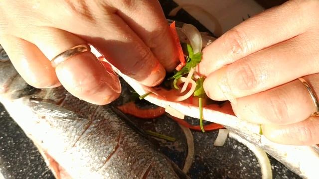 КАК ПРИГОТОВИТЬ РЫБУ "СИБАС" НА КОСТРЕ