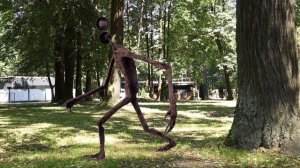 Сиреноголовый в реальной жизни нападает на людей в парке