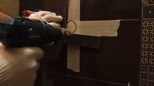 Вырез отверстия алмазной коронкой в кафельной плитке.