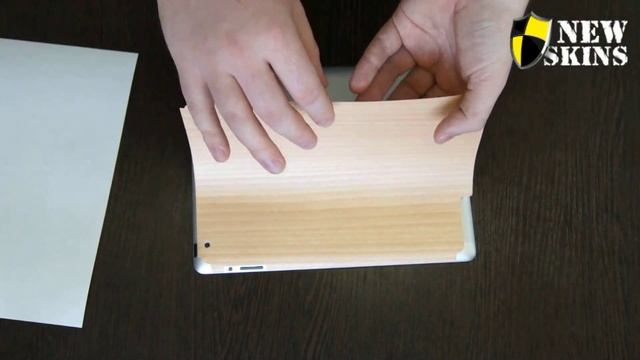 Наклеивание "деревянной" защиты от NEWSKINS на IPAD смотреть онлайн