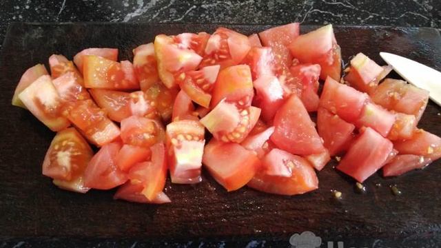 Салат со свежими овощами и солёными огурцами