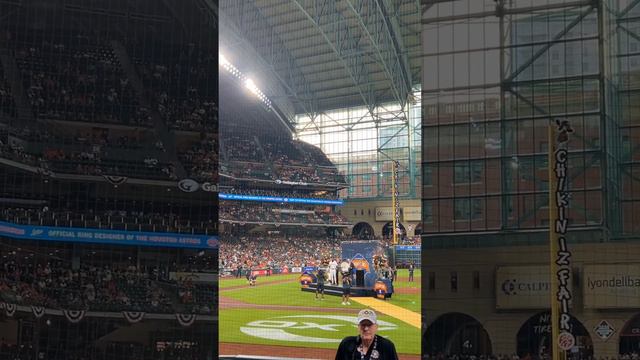 Omar López y Luis García reciben sus anillos de campeones de la Serie Mundial con los Astros