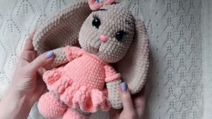 Зайка из плюшевой пряжи крючком