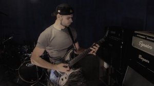 Парень супер играет на гитаре тяжелый металл