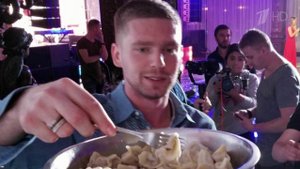 Хоккеист Евгений Кузнецов предложил челябинцам поесть пельменей из Кубка Стэнли