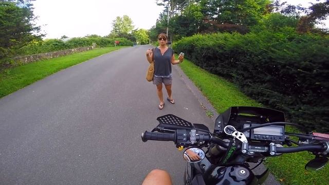 Crazy Lady Vs Dirt Bike смотреть онлайн