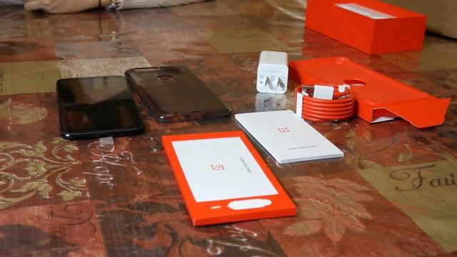 OnePlus 5T Unboxing Quick Overview - No Commentary Just Classic Unboxing смотреть онлайн