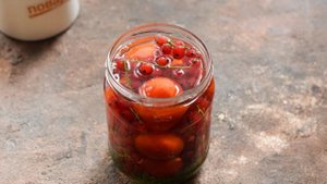 Помидоры с красной смородиной на зиму