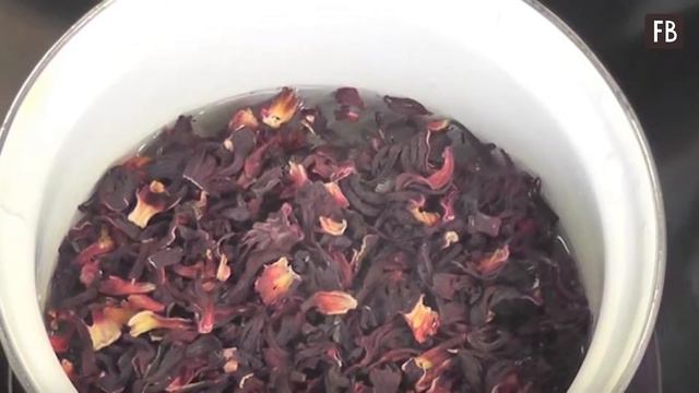 Самые нежные и красивые яйца на Пасху получаются после окрашивания чаем