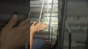Пример расключения шкафа автоматики вентиляции. Зачистка кабелей без стрипера бокорезами и ножом