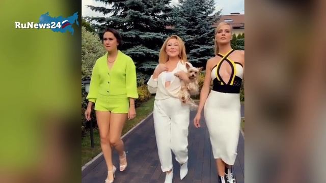 Татьяна Плаксина продемонстрировала пышные бедра в микро-шортах
