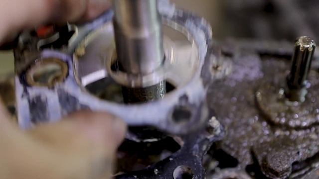 YAMAHA 70B. Молнии и искры под капотом, бьётся током, ремонт редуктора смотреть онлайн