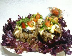 Мясные корзиночки с грибами и соусом сальса