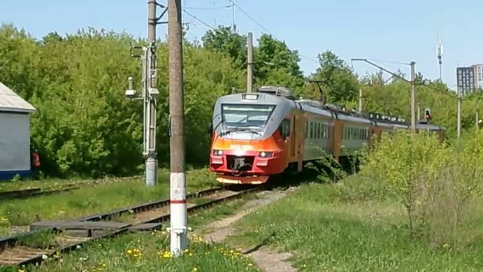 Электропоезд ЭП3Д-0050 сообщением Починки - Варя прибывает на станцию Варя