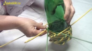 Двухцветное спиральное плетение из газет / Two-color spiral weave from newspapers