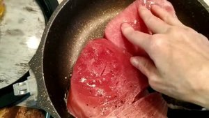 Стейк филе тунца. Диетический обед. Еда для спортсмена.