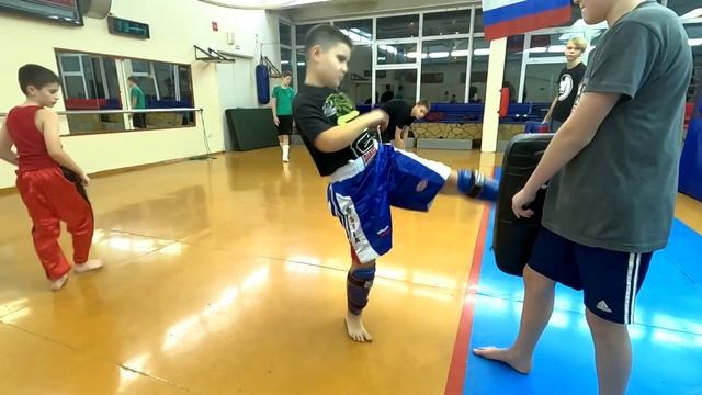 Кикбоксинг. Мидл-кик, упражнение под акцентированный удар. смотреть онлайн