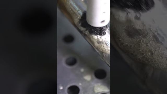 С помощью оборудования STEELGUARD можно быстро удалить цвета побежалости с нержавеющей стали #shorts смотреть онлайн