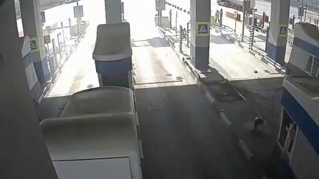 КамАЗ разнёс пункт оплаты дорожного сбора смотреть онлайн