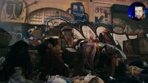 Взрослые мужчины использует девушку подростка