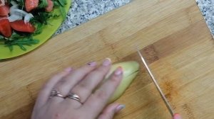 Наивкуснейший салат с семгой, рукколой и Пармезаном