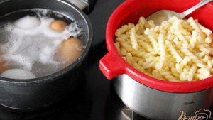 Макароны с яйцом и сыром