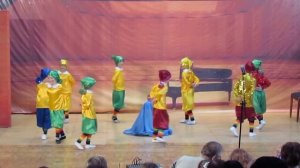 Танец гномиков.MOV