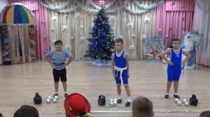 "ЦИРК  ЗАЖИГАЕТ  ОГНИ!"  -  новогодний утренник в подготовительной группе "Ландыш"