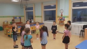 Подвижная игра «Хитрая лиса» под.группа «Пчелки»