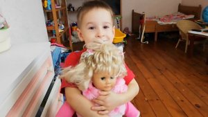 ОГРОМНАЯ ЗЛАЯ КУКЛА ПРЕВРАТИЛА МАЛЫША В ИГРУШКУ. Веселые пародии