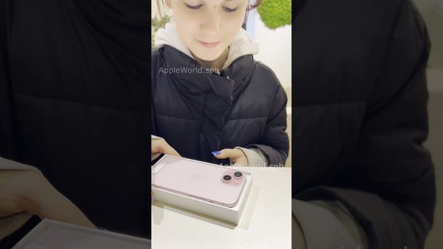 Распаковка iPhone 15 в нежном розовом цвете