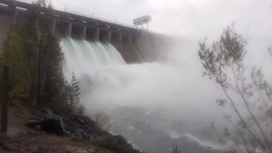 Братская гэс. Сброс воды 2021. Шлюзы, шандоры. Река Ангара. Пос. Энергетик. Пещера, скала, красота)