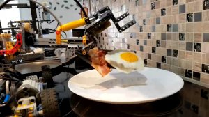Робот из LEGO готовит яичницу с беконом