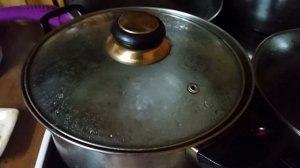 Крышка кастрюли от пара болтается