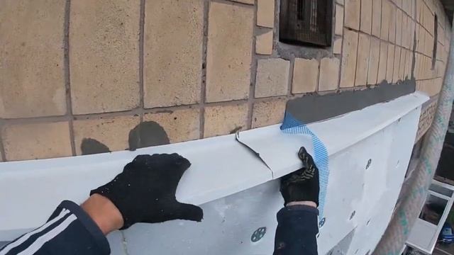 Монтаж верхнего козырька над утеплением фасада