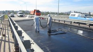 Устройство напыляемой гидроизоляции на мостовом сооружении