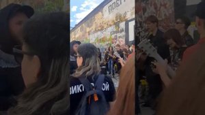 ПЕРЕМЕН, ЦОЙ, УЛИЧНЫЕ МУЗЫКАНТЫ У СТЕНЫ ЦОЯ