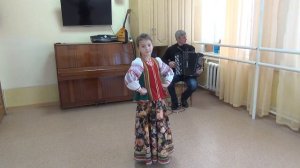 Полякова Злата Русская народная песня "Я на камушке".MP4