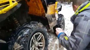Ремонт колеса квадроцикла в лесу