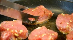 ОЧЕНЬ СОЧНЫЕ МЕДАЛЬОНЫ ИЗ СВИНИНЫ С ОВОЩАМИ