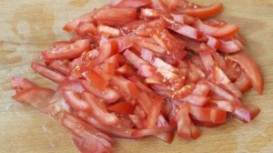 Салат с помидорами, перцем, ветчиной и маслинами