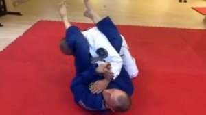 Рычаг локтя снизу из закрытой защиты.