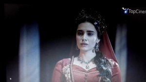 Турхан прислуживает султану Ибрагиму и его наложнице