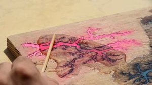 Фигуры лихтенберга с люминофором покрываю эпоксидной смолой